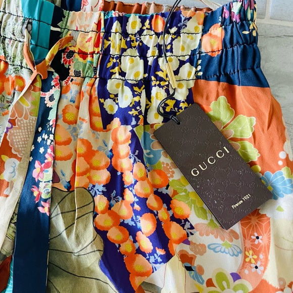 New authentic Gucci, silk pants, made in Italy with side pockets, size 6. - Picture 3 of 9